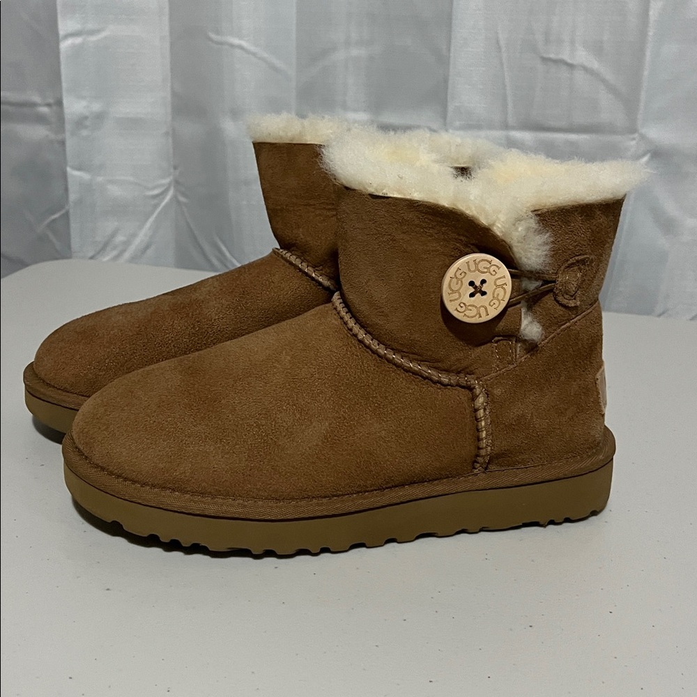 Ugg Mini Bailey Button II Boot chestnut tan sz 6 warm lambswool ankle bootie